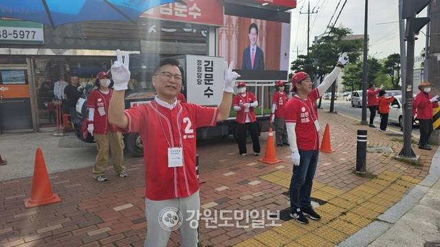 ▲ 이양수 국회의원이 16일 속초 노학동주민센터 앞 사거리에서 거리유세를 펼치고 있다.