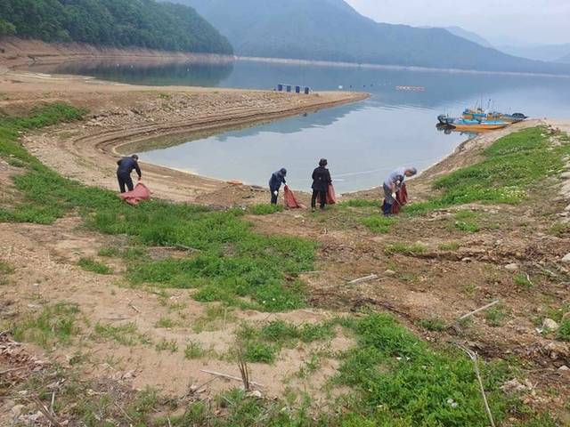 ▲ 소양강댐으로 고향을 잃은 인제군 실향민을 위로하기 위해 창립된 소양강 인제 기림회는 16일 물속에 있는 고향을 깨끗이 가꾸기 위한 소양호 주변 정화활동을 펼쳤다.