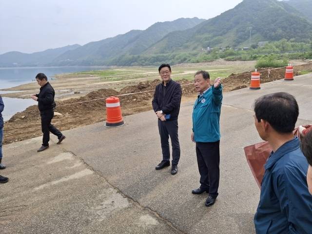 ▲ 소양강댐으로 고향을 잃은 인제군 실향민을 위로하기 위해 창립된 ‘소양강 인제 기림회’는 16일 물속에 있는 고향을 깨끗이 가꾸기 위한 소양호 수상·호수변 정화활동을 펼쳤다.