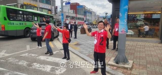 ▲ 이양수 국민의힘 국회의원이 최북단으로 향하는 시내버스를 향해 김문수 후보 지지를 호소하며 손을 흔들고 있다.