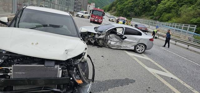 ▲ 16일 오전 9시 41분쯤 정선군 사북읍 사북교차로에서 승용차 3대가 잇따라 충돌, 50대 여성 등 3명이 다쳤다. 강원도소방본부 제공