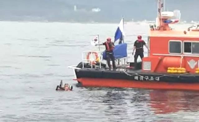 ▲ 강원 양양 북분리 해상에서 표류 중인 선장 구조하는 강릉해경.강릉해양경찰서 제공