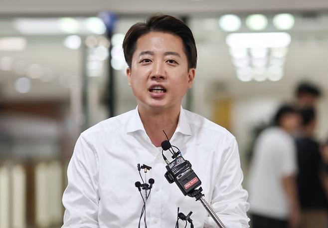 이준석 개혁신당 대선 후보가 16일 충청남도 단국대학교 천안캠퍼스에서 진행한 '학식먹자 이준석' 행사에서 식사를 앞두고 취재진 질문에 답하고 있다. 연합뉴스