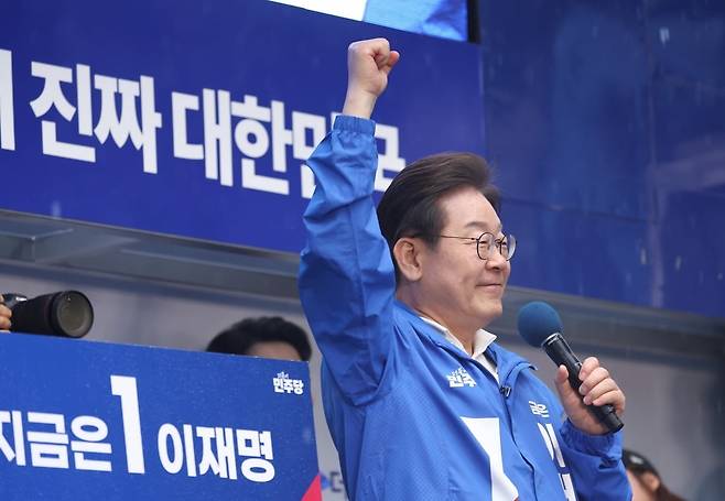 이재명 더불어민주당 대선 후보가 15일 전남 순천시 연향동 패션의 거리에서 열린 유세에서 연설하고 있다. / 사진=연합뉴스