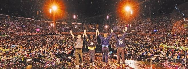 고양에서만 공연한 콜드플레이   영국 밴드 콜드플레이가 지난달 16일 경기 고양종합운동장에서 열린 월드투어 ‘뮤직 오브 더 스피어스’ 공연을 마친 뒤 인사를 하고 있다. /라이브네이션코리아 제공