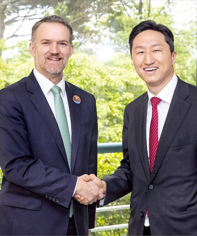 < 한·미 ‘조선 동맹’ 속도내나 > 정기선 HD현대 수석부회장(오른쪽)과 제이미슨 그리어 미국무역대표부(USTR) 대표가 16일 제주 중문관광단지 내 한 호텔에서 만나 악수하고 있다. 두 사람은 이날 약 한 시간 동안 회담을 하고 한·미 조선산업 협력 방안 등을 논의했다. /HD현대 제공