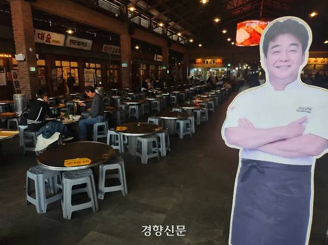 2023~2024년 누적 방문객 774만명을 기록한 충남 예산상설시장이 지난 3월20일 방문객의 발길이 줄어 한산하다. 강정의 기자