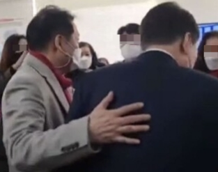 건진법사 전성배씨(왼쪽)가 2022년 1월 윤석열 전 대통령 선거대책본부 산하 네트워크본부 사무실에서 윤 전 대통령의 등에 손을 올리고 있다. 유튜브 화면 갈무리