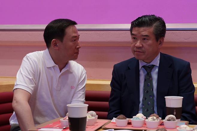 SPC Group’s executive vice president Hur Hee-soo, left, and American Chamber of Commerce in Korea Chairman and CEO James Kim try Baskin Robbins' ice creams during Baskin Robbins' press event on May 15 in southern Seoul. [CHO YONG-JUN]