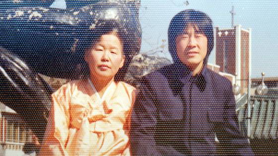 Lee Jae-myung, right, and his mother at an entrance ceremony at Chung-Ang University in southern Seoul in 1982. [LEE JAE-MYUNG'S CAMP]