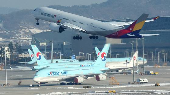 An Asiana Airlines plane lifts off in front of Korean Air planes at Incheon International Airport on Nov. 29, 2024. [NEWS1]