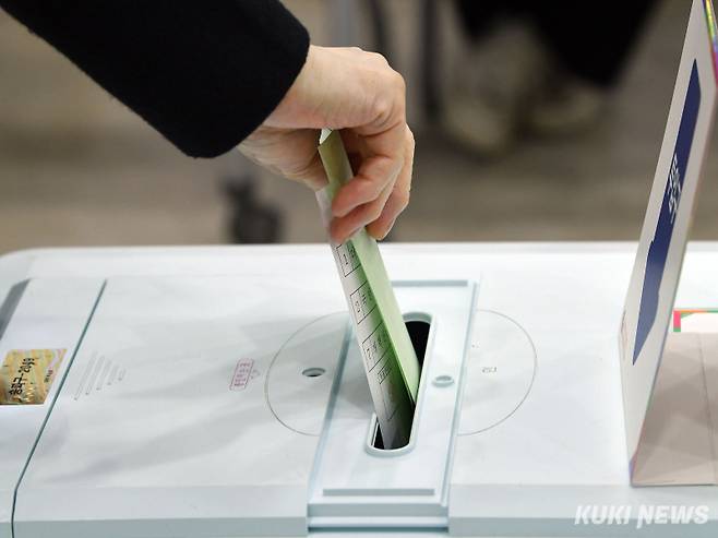 제22대 국회의원 선거일인 지난해 4월10일 서울 송파구 송파여성문화회관에 마련한 송파제3투표에서 시민들이 투표하고 있다. 박효상 쿠키뉴스 기자