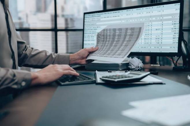 국민건강보험공단이 최근 ‘비급여 분류체계 정비를 위한 연구’ 용역과제 제안요청서를 공고한 가운데 병행진료 규제를 두고 논쟁이 벌어지고 있다. 게티이미지뱅크