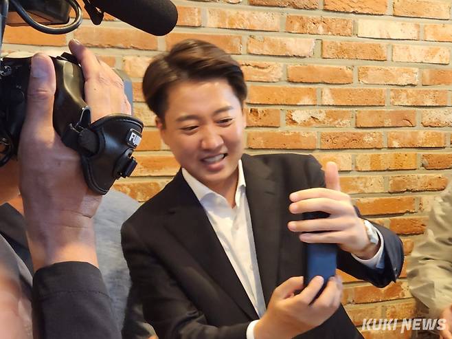 이준석 개혁신당 대선 후보가 16일 충남도청에서 기자회견 후 지지자들과 기념촬영을 하고 있다. 사진=홍석원 기자