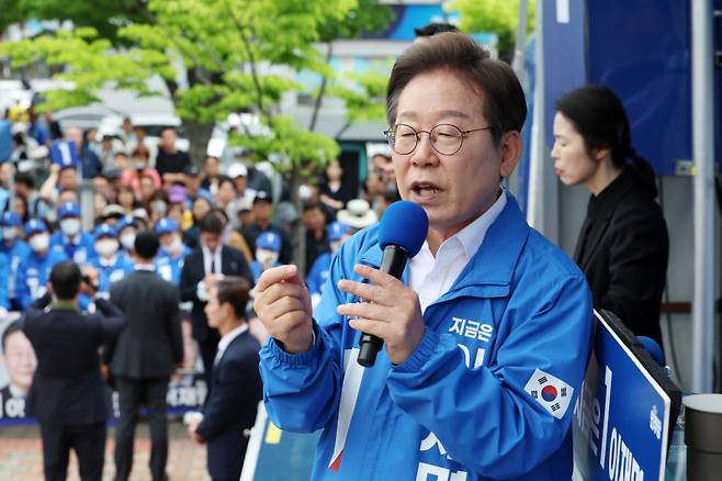 이재명 더불어민주당 대선 후보가 16일 전북 군산시에서 열린 유세에서 지지를 호소하는 연설을 하고 있다. 연합뉴스