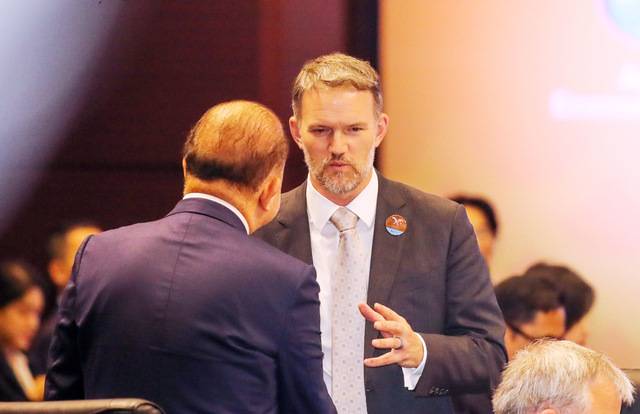 제이미슨 그리어 미국 무역대표부(USTR) 대표가 15일 제주 서귀포시 제주국제컨벤션센터에서 열린 아시아태평양경제협력체(APEC) 통상장관회의에서 참석자와 대화하고 있다. 뉴시스