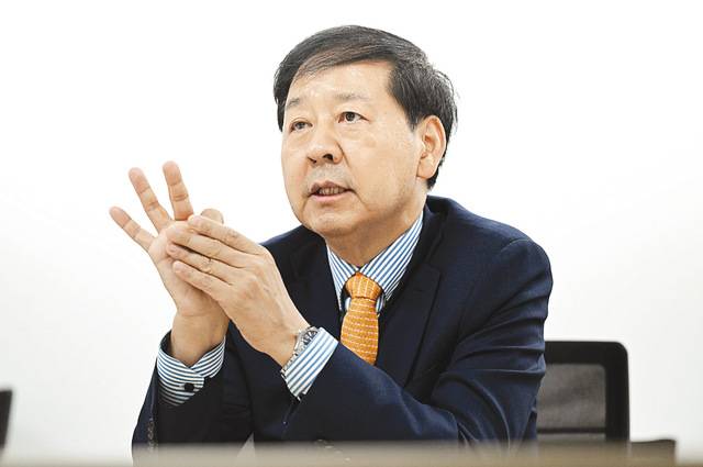 구윤철 서울대 경제학부 특임교수가 지난 13일 서울 여의도 국민일보 본사에서 인터뷰를 하고 있다. 구 특임교수는 저성장과 출산율 저하 등이 겹친 한국의 현상황을 ‘구조적 위기’로 진단하고 성장동력을 회복할 수 있는 신기술에 대한 선택적 집중 투자가 필요하다고 강조했다.이한형 기자