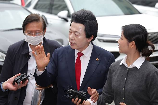 16일 경기도 의정부 가능동 의정부지방법원에서 사기와 정치자금법 위반, 준강제추행 등의 혐의를 받는 허경영 국가혁명당 명예대표(가운데)가 구속 전 피의자심문 위해 법정으로 이동하고 있다. 연합뉴스