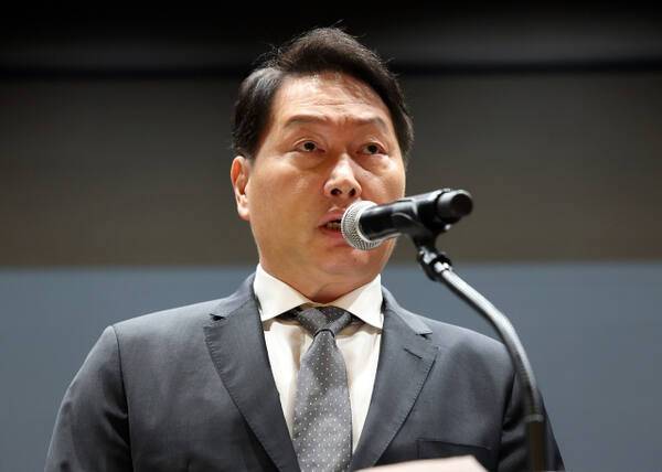 최태원 SK그룹 회장이 7일 서울 중구 SKT타워에서 열린 유심 정보 유출 관련 일일 브리핑에 참석, SK텔레콤에서 일어난 해킹 피해에 대해 사과하고 있다. 연합뉴스