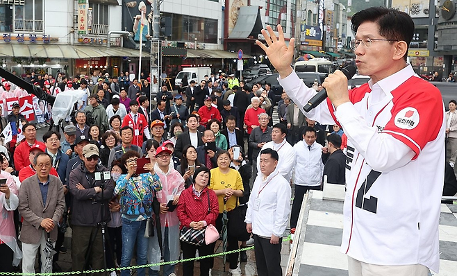국민의힘 김문수 대선 후보가 16일 경기 수원시 지동시장에서 유세하고 있다. / 사진 = 연합뉴스 [공동취재]