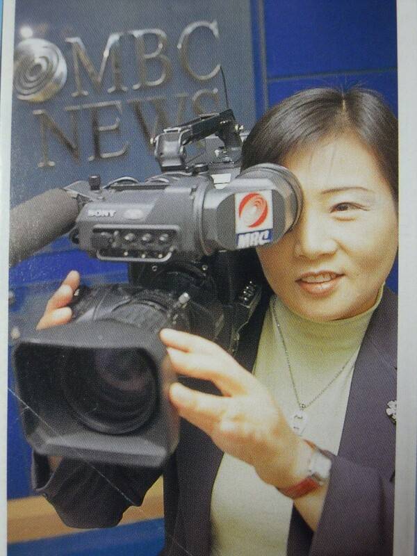 ▲이향진 전 MBC 영상기자가 과거 MBC ENG 카메라를 들고 촬영하는 모습. 이향진 전 영상기자 제공.