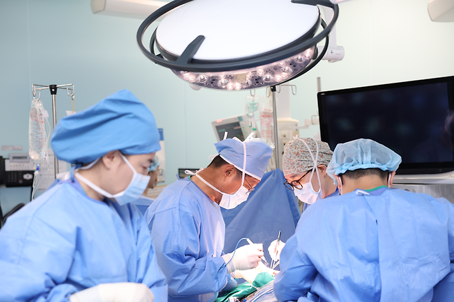 삼성서울병원 의료진들이 환자를 수술하고 있다.