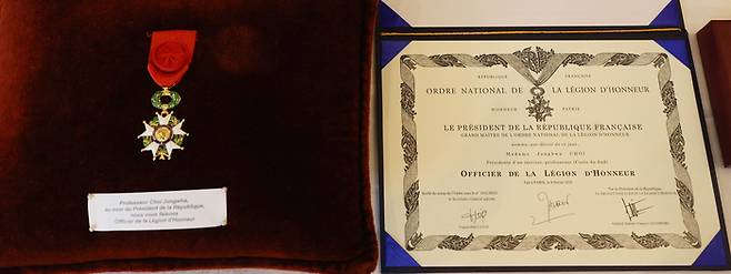 최정화 한국이미지커뮤니케이션연구원 이사장이 15일 서울 서대문구 주한프랑스 대사관에서 받은 ‘레지옹 도뇌르 오피시에’ 훈장 [이충우 기자]