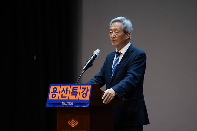 정몽준 아산정책연구원 명예이사장이 16일 전쟁기념관 이병형홀에서 열린 ‘용산특강’에서 ‘북핵 위협과 우리의 대응’을 주제로 강연하고 있다. [사진=아산정책연구원 제공]