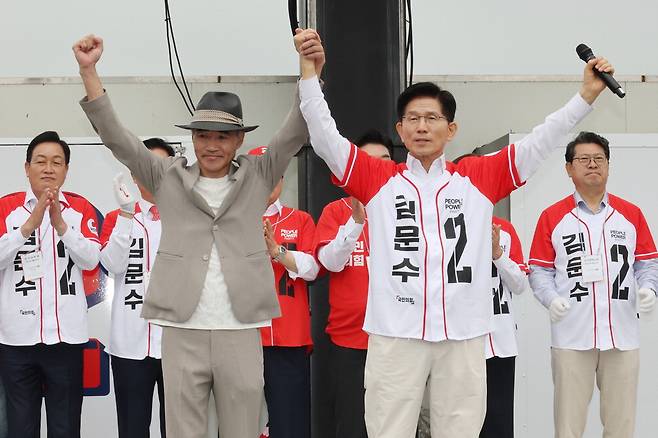 '金 지지' 서해 피살 공무원 유족 김문수 국민의힘 대선 후보가 16일 수원시 지동시장에서 열린 유세에서 서해상에서 피살된 공무원 유족인 이래진 씨와 함께  인사하고 있다. 뉴스1