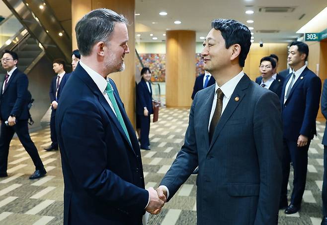 손잡은 한미 통상수장 안덕근 산업통상자원부 장관(오른쪽)이 16일 제주국제컨벤션센터에서 제이미슨 그리어 미국 무역대표부(USTR) 대표와 만나 악수하고 있다. 지난달 미국에서 2+2 협상을 한 양국은 이날 2차 협상을 진행했다. 뉴스1