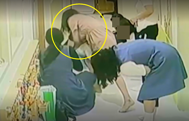 대구시 동구의 한 어린이집 원장이 숨을 제대로 쉬지 못하는 아기를 하임리히법을 시행해 구조하고 있다. [사진 출처 = 채널A 뉴스 캡처]