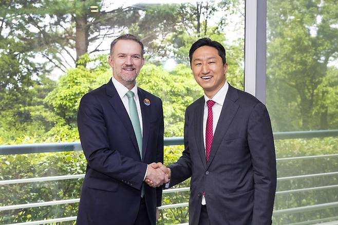 정기선 HD현대 수석부회장이 16일 제주에서 제이미슨 그리어 미국 무역대표부(USTR) 대표와 만나 한미 조선산업 협력 방안에 대해 논의한 뒤 기념 촬영하고 있다. [사진 = HD현대]