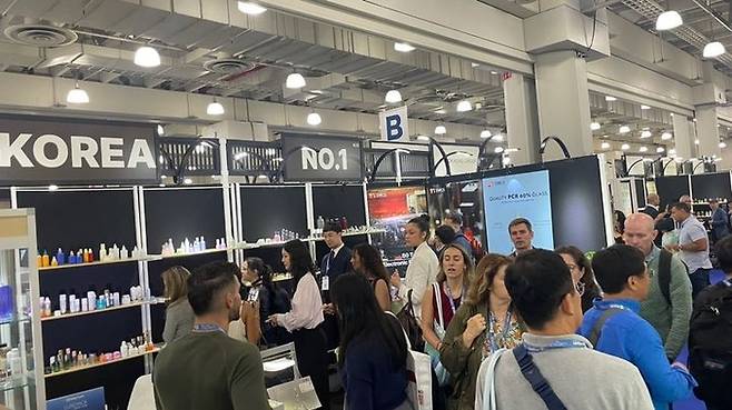 럭스팩 뉴욕 2025에 참가한 에스엠씨지 부스와 관람객 모습. (사진=에스엠씨지)