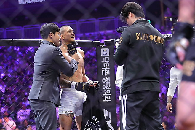 ‘노블레스’ 미우송 카스트루가 2025년 5월 인천광역시 영종국제도시 인스파이어 아레나 블랙컴뱃 데뷔전 승리 후 자신만만하게 인터뷰하고 있다. 사진=랭크파이브 이교덕 기자 제공