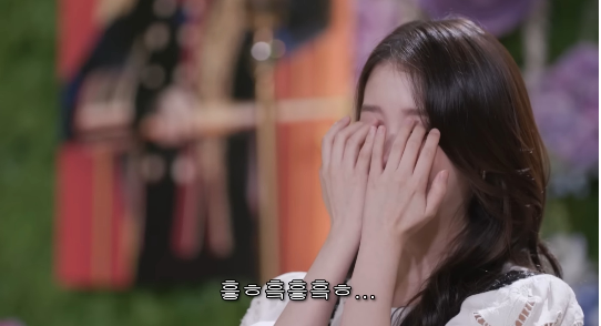 아이유의 32번째 생일파티가 ‘웃음참기 벌칙방송’으로 변했다.사진= 유튜브 채널 ‘유병재’