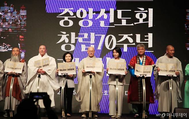 [서울=뉴시스] 조성봉 기자 = 조계종 총무원장 진우스님(가운데), 이재명 더불어민주당 대선 후보의 부인 김혜경(오른쪽 세번째) 여사와 김문수 국민의힘 대선후보의 부인 설난영(왼쪽 세번째) 여사를 비롯한 참석자들이 12일 서울 중구 신라호텔에서 열린 중앙신도회 창립 70주년 기념식에서 '국민통합 하나되는 대한민국' 손피켓을 들고 기념촬영을 하고 있다.(사진=조계종 제공) 2025.05.13. photo@newsis.com  *재판매 및 DB 금지 /사진=조성봉