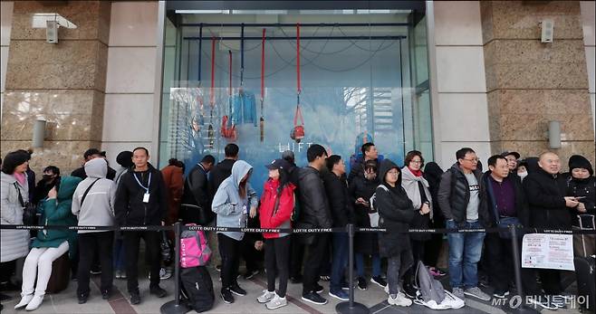 지난 2019년 시내 롯데면세점 앞에 다이궁(중국 보따리상)이 대기줄을 서 있는 모습. /사진=김창현 기자 chmt@