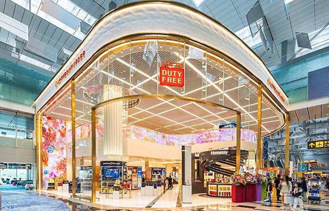 롯데면세점, 싱가포르 창이공항점 매장 전경. /사진제공=롯데면세점