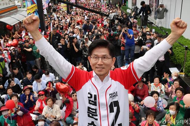 김문수 국민의힘 대통령 후보가 16일 오후 충남 천안시 동남구 신세계백화점 앞에서 가진 유세에서 주먹을 불끈 쥐어 보이고 있다. (공동취재) 2025.5.16/사진=뉴스1  /사진=(천안=뉴스1) 이광호 기자