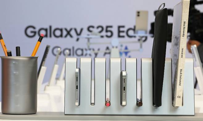 지난 13일 오전 서울 삼성 강남에서 열린 갤럭시S25 엣지 미디어행사에서 제품(왼쪽)이 공개되고 있다. /사진=뉴스1