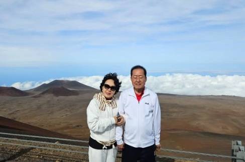 하와이 빅아일랜드 마우나케아산 정상에서 기념 사진을 찍은 홍준표 전 대구시장. 홍 전 시장 페이스북
