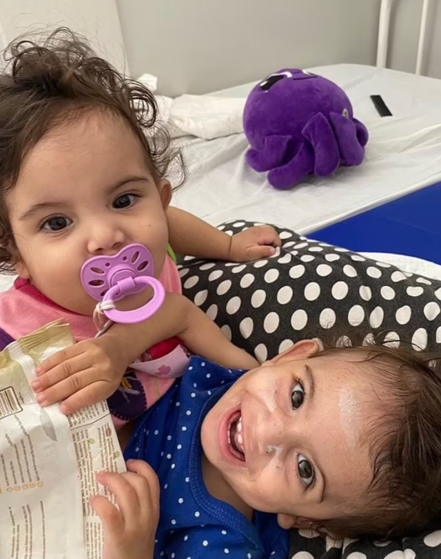 브라질 샴쌍둥이 자매 키라즈와 아루나가 15시간 대규모 수술 끝에 성공적으로 분리됐다. 데일리메일 캡처·뉴시스