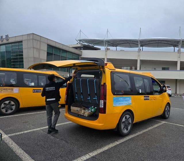 포천시 관계자가 15일 포천종합운동장 주차장에서 2025년 상반기 어린이집 통학버스 합동 안전점검을 실시하고 있다. 포천시 제공