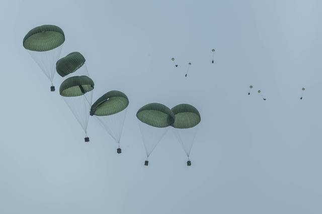 얀힙힙동 공중재보급훈련 중 비행 중인 수송기에서 소형물자를 낙하산에 달아  떨어뜨리는 ‘화물 투하’ 훈련을 하는 모습. 육군 제공
