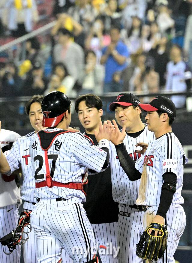 2025년 5월 15일 오후 서울 잠실구장에서 진행된 '2025 신한 SOL뱅크 KBO 리그' 키움 히어로즈와 LG 트윈스의 경기.LG가 6-2로 승리한 뒤 기뻐하고 있다./잠실=유진형 기자