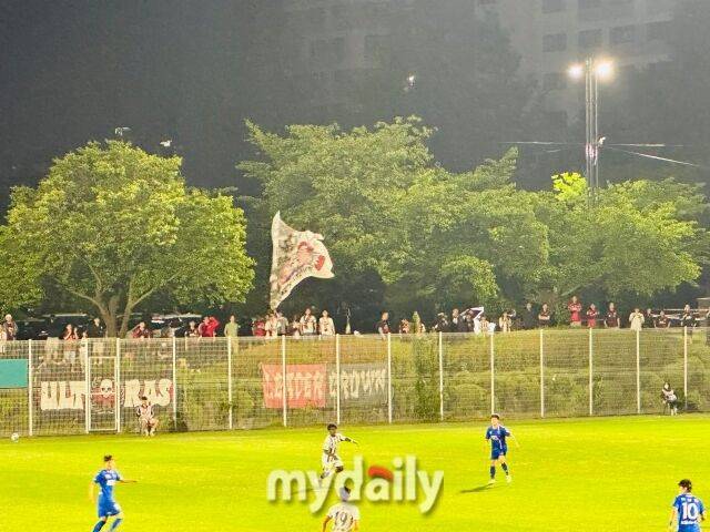 지난 14일 대전월드컵 보조경기장에서 펼쳐진 대전코레일과 FC서울의 '2025 하나은행 코리아컵' 16강전. 경기장 밖에서 경기를 지켜보는 팬들/최병진 기자