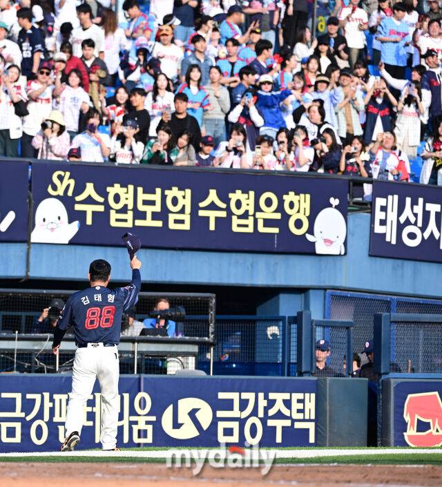 2025년 4월 26일 오후 서울 잠실구장에 진행된 '2025 신한 SOL뱅크 KBO 리그' 롯데 자이언츠와 두산 베어스의 경기. 롯데 김태형 감독이 7-4로 승리한 뒤 팬들에게 인사하고 있다./마이데일리