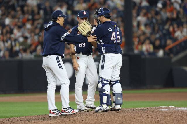 이승엽 감독과 김택연./두산 베어스