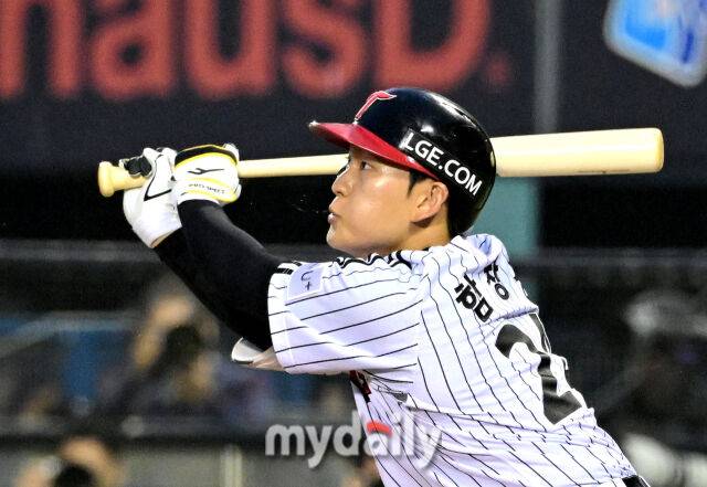 2025년 5월 15일 오후 서울 잠실구장에서 진행된 '2025 신한 SOL뱅크 KBO 리그' 키움 히어로즈와 LG 트윈스의 경기.LG 함창건이 4회말 2사 1루서 안타를 치고 있다./마이데일리