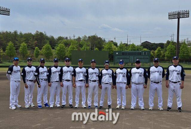 대한유소년야구연맹 19기 대표팀 12명의 감독./효고현(일본)=노찬혁 기자